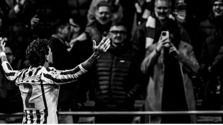 Giménez publica una foto con la afición y canción con la letra "debo marcharme"