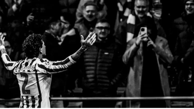 Giménez publica una foto con la afición y canción con la letra "debo marcharme"