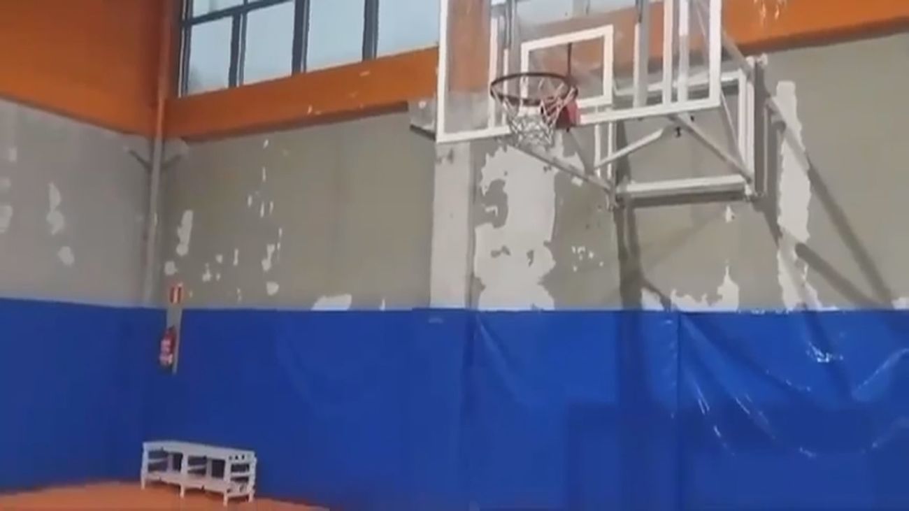 Desconchones, humedades y grietas: el mal estado del polideportivo de Perales del Río de Getafe