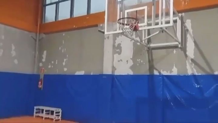 Desconchones, humedades y grietas: el mal estado del polideportivo de Perales del Río de Getafe