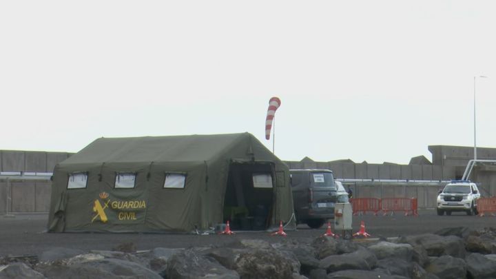 Los 14 pasajeros españoles serán los primeros en abandonar el Hondius en el Puerto de Granadilla