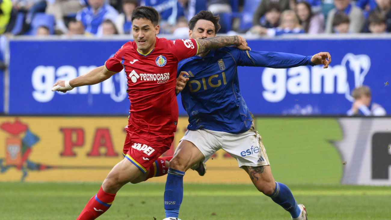 Martín Satriano ante el Oviedo
