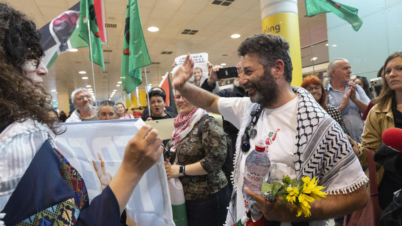 El activista hispanopalestino Saif Abukeshek es recibido en El Prat de Barcelona