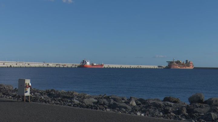 El Hondius se acerca al puerto de Granadilla donde fondeará para desembarcar al pasaje