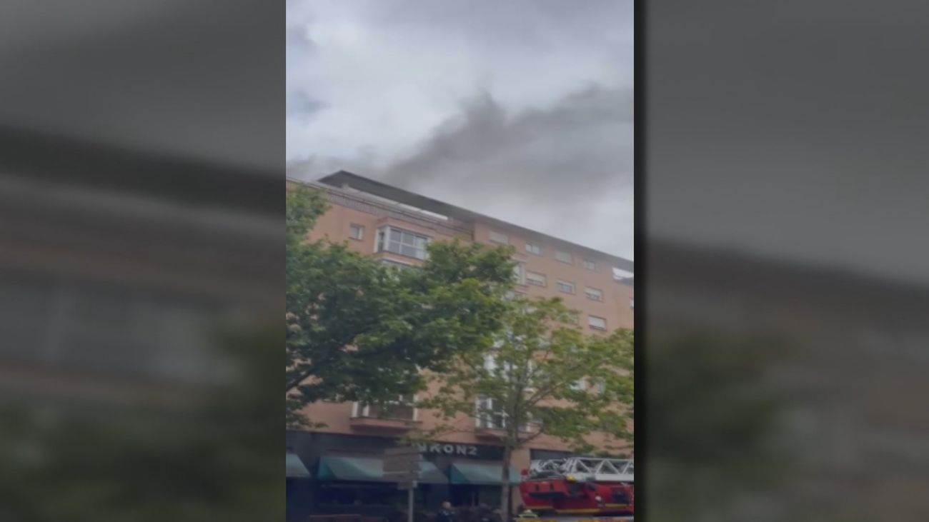 Susto en la Avenida de la Peseta tras incendiarse la cubierta de una pizzería