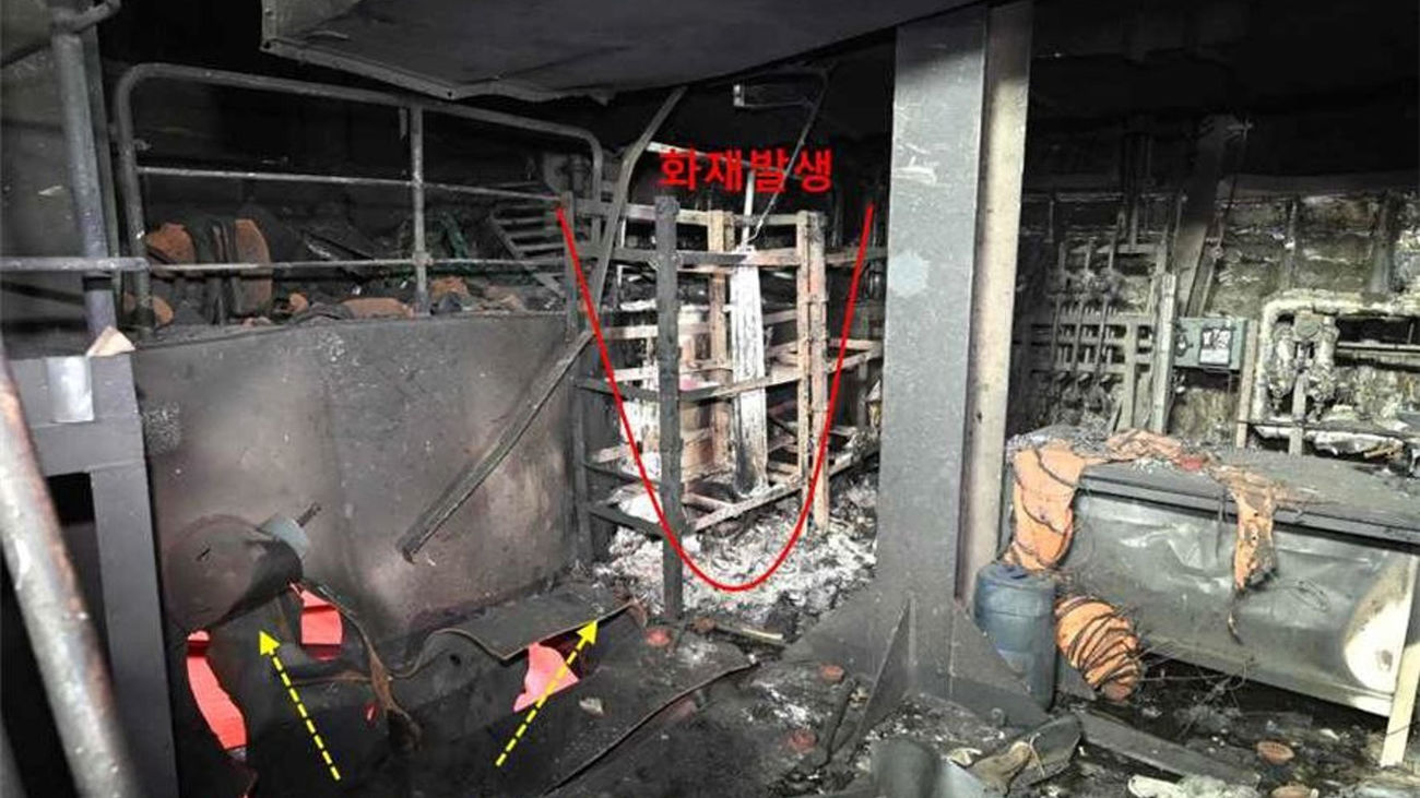 Imagen facilitada este domingo por la Cancillería surcoreana muestra los daños sufridos por el barco operado por la naviera surcoreana HMM tras el impacto del 4 de mayo de dos objetos voladores no identificados dentro del estrecho de Ormuz