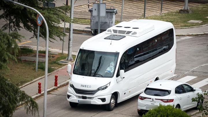 Autobús en la entrada del Hospital Gómez Ulla con los  14 pasajeros