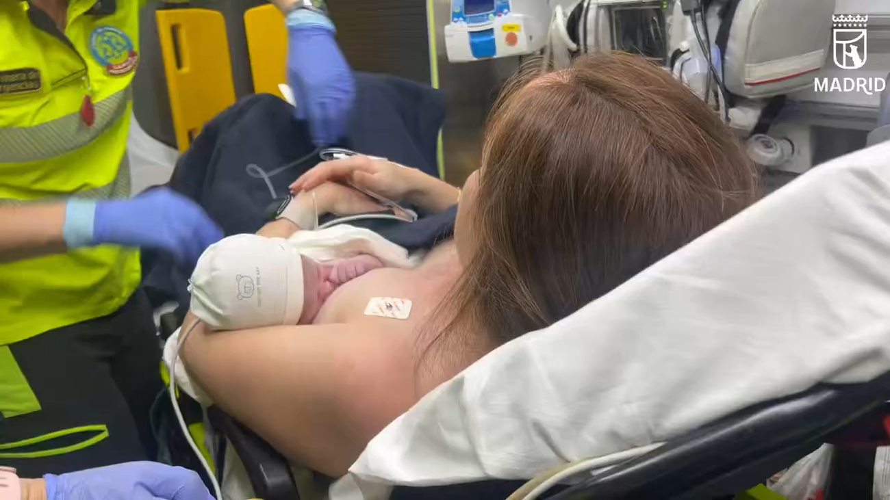Una  mujer da a luz en el interior de su coche en Madrid mientras se dirigía al hospital