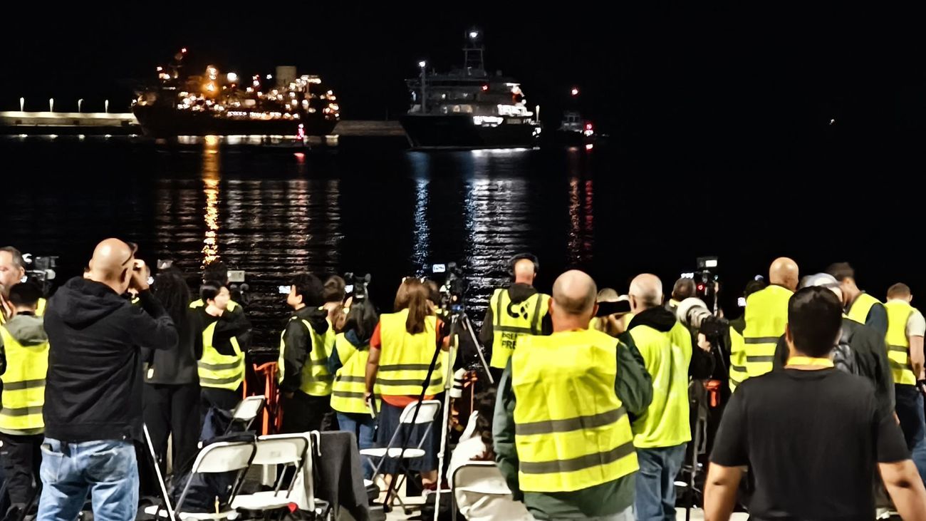 El crucero Hondius entra en el puerto de Granadilla para fondear y desembarcar a sus ocupantes