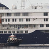 El Hondius llega al puerto de Granadilla donde fondea para desembarcar al pasaje