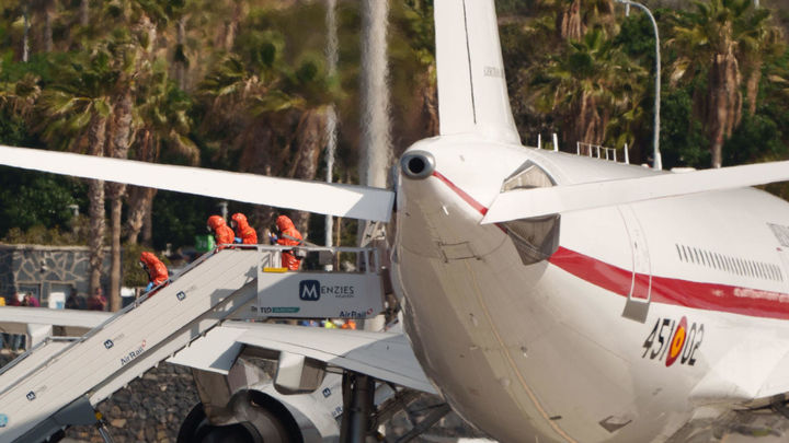 Embarque de los pasajeros españoles del crucero MV Hondius en el avión que los traslada a Madrid
