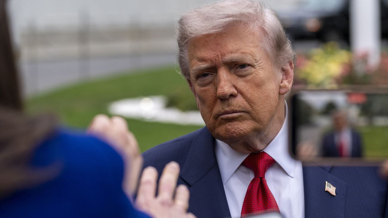 Donald Trump atiende a prensa