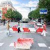Varias personas cruzan la calle en la zona de obra de la Plaza de Conde de Casal