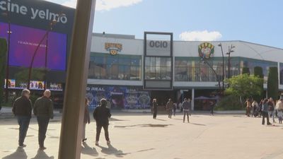 Cinco intoxicados por humo en el incendio de un restaurante del centro comercial TresAguas de Alcorcón