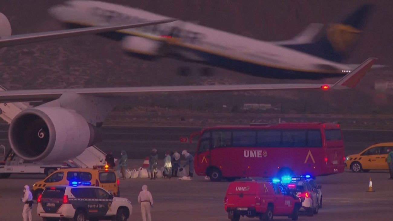 Nuevas críticas al protocolo de seguridad en el desembarco en Tenerife de los pasajeros del 'Hondius'