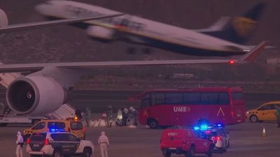 Nuevas críticas al protocolo de seguridad en el desembarco en Tenerife de los pasajeros del 'Hondius'