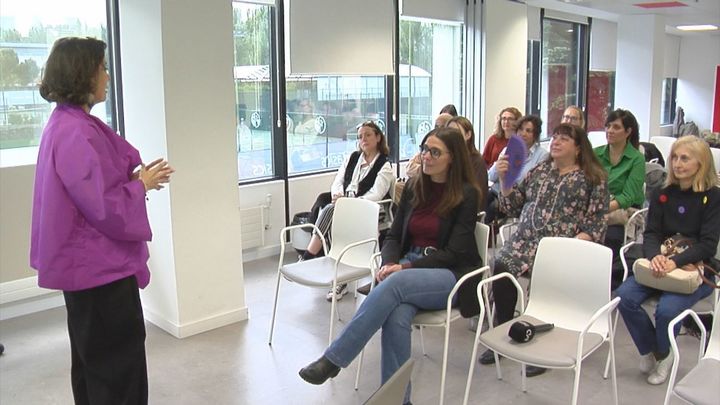 Mujeres de más de 45 años rompen el "muro laboral" con un taller de la Comunidad de Madrid