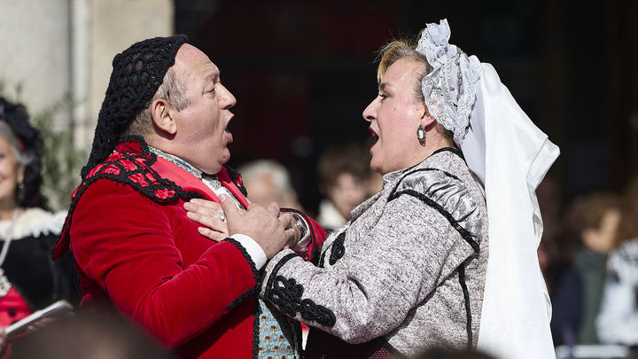 Bailando en la Plaza Mayor / EUROPA PRESS
