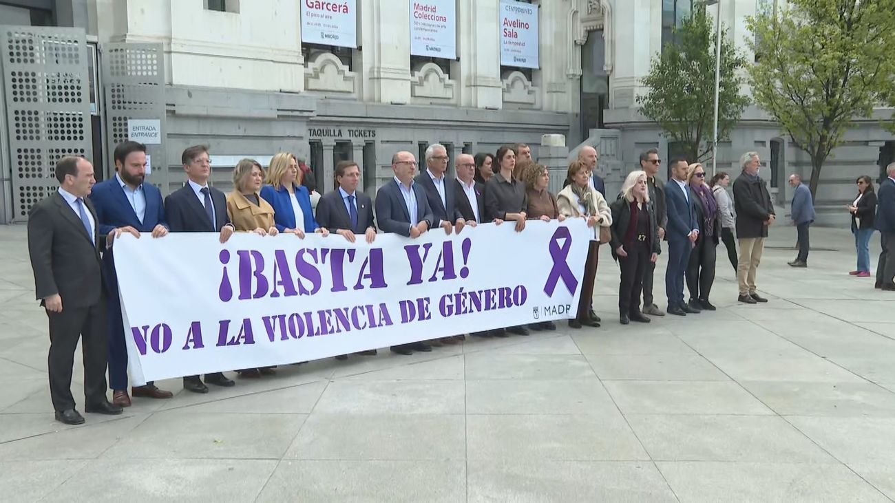 Minuto de silencio por la mujer de 21 años asesinada por violencia de género en Carabanchel