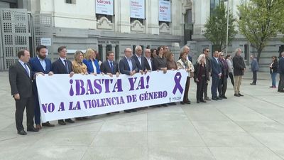 Minuto de silencio por la mujer de 21 años asesinada por violencia de género en Carabanchel