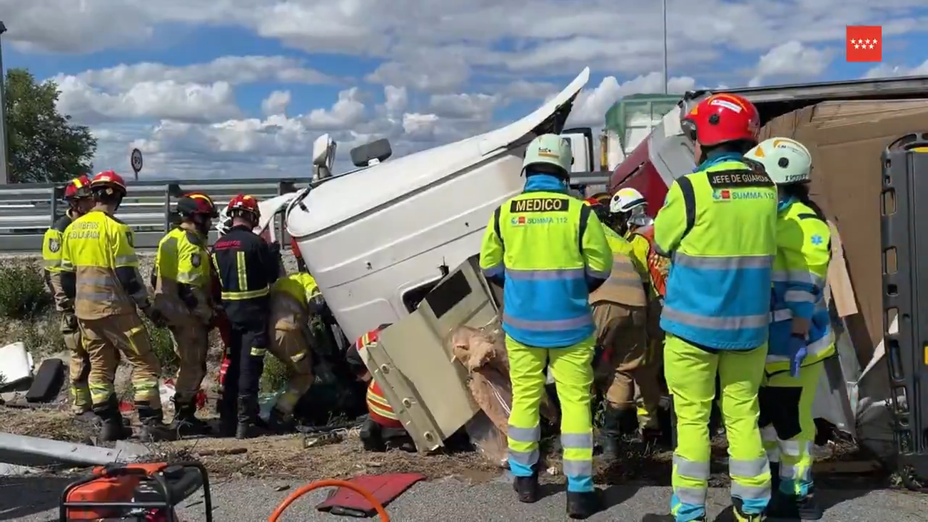 Los bomberos emplean dos horas en liberar al conductor de un camión que volcó en la M-407 en Leganés