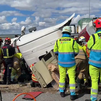 Los bomberos emplean dos horas en liberar al conductor de un camión que volcó en la M-407 en Leganés