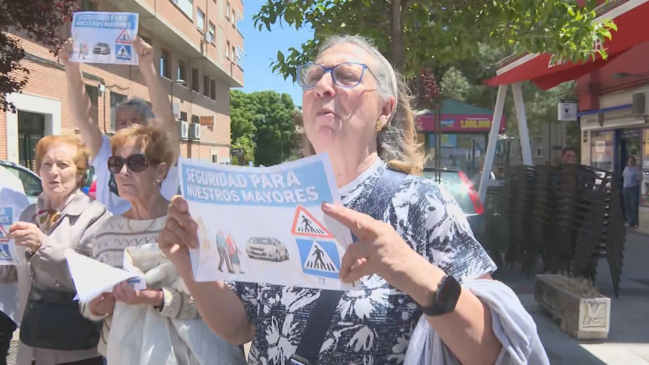Los mayores de un centro de Alcorcón salen a la calle para exigir un paso de peatones seguro