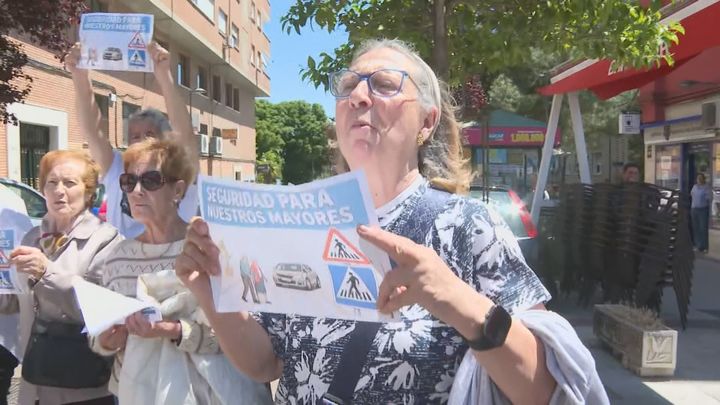 Los mayores de un centro de Alcorcón salen a la calle para exigir un paso de peatones seguro