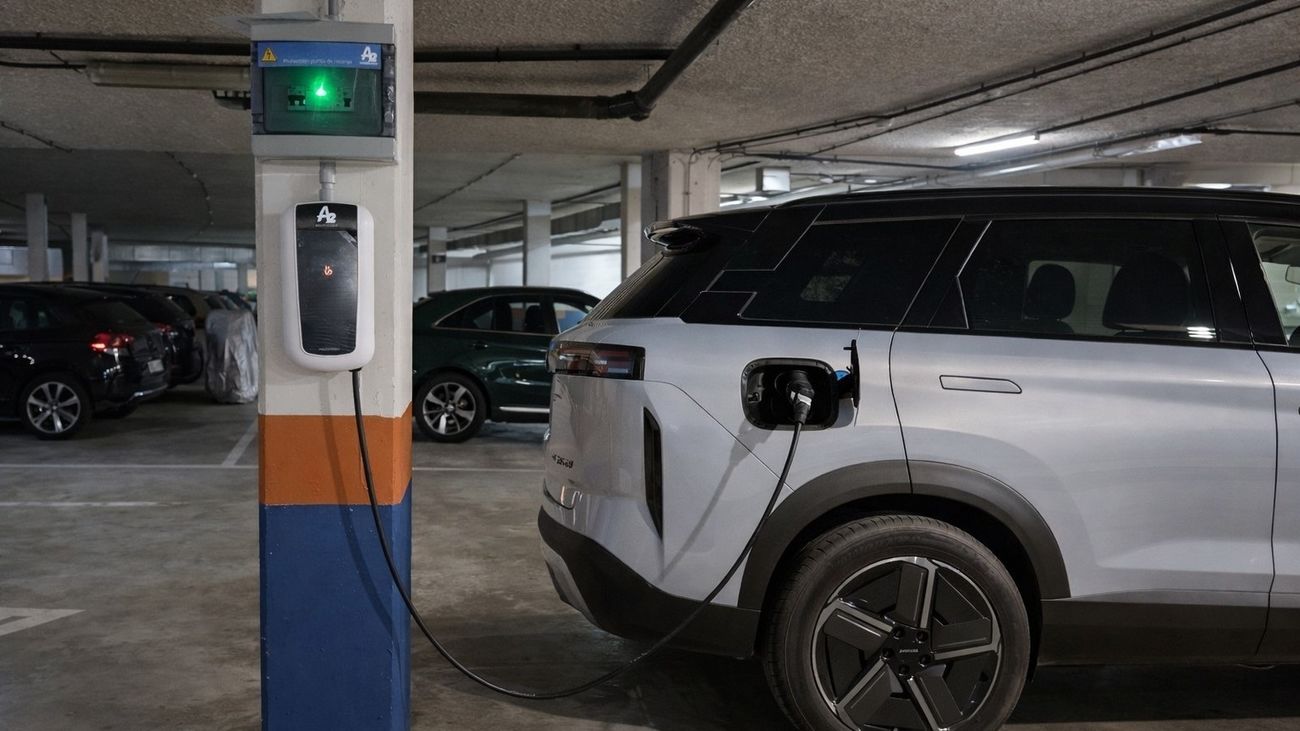Coche eléctrico cargando batería