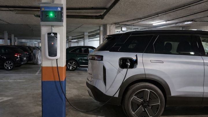 Coche eléctrico cargando batería