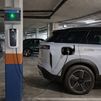 Coche eléctrico cargando batería