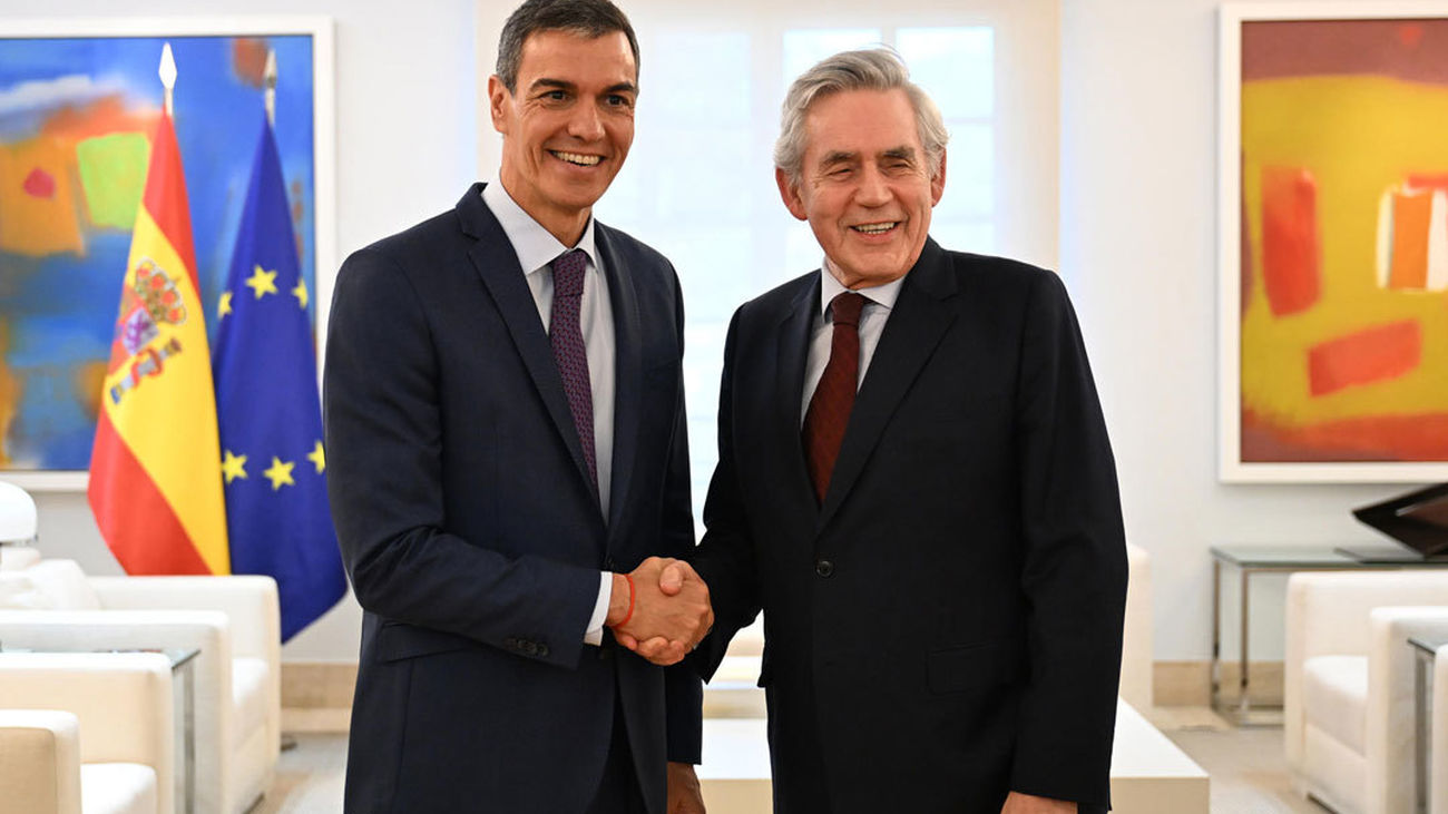 Pedro Sánchez recibe en La Moncloa al ex primer ministro británico Gordon Brown