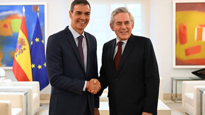 Sánchez recibe en La Moncloa al ex primer ministro británico Gordon Brown, nombrado enviado económico por Starmer