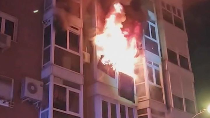 El fuego rompiendo por la fachada del edificio