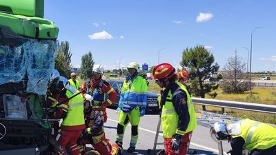 Dos heridos leves tras chocar una furgoneta y un camión en San Fernando de Henares