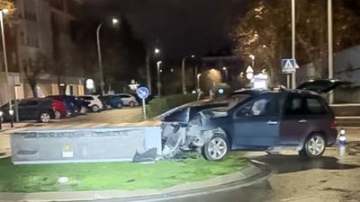 Localizada la conductora que huyó tras chocar con un monumento de una rotonda en Torrejón de Ardoz