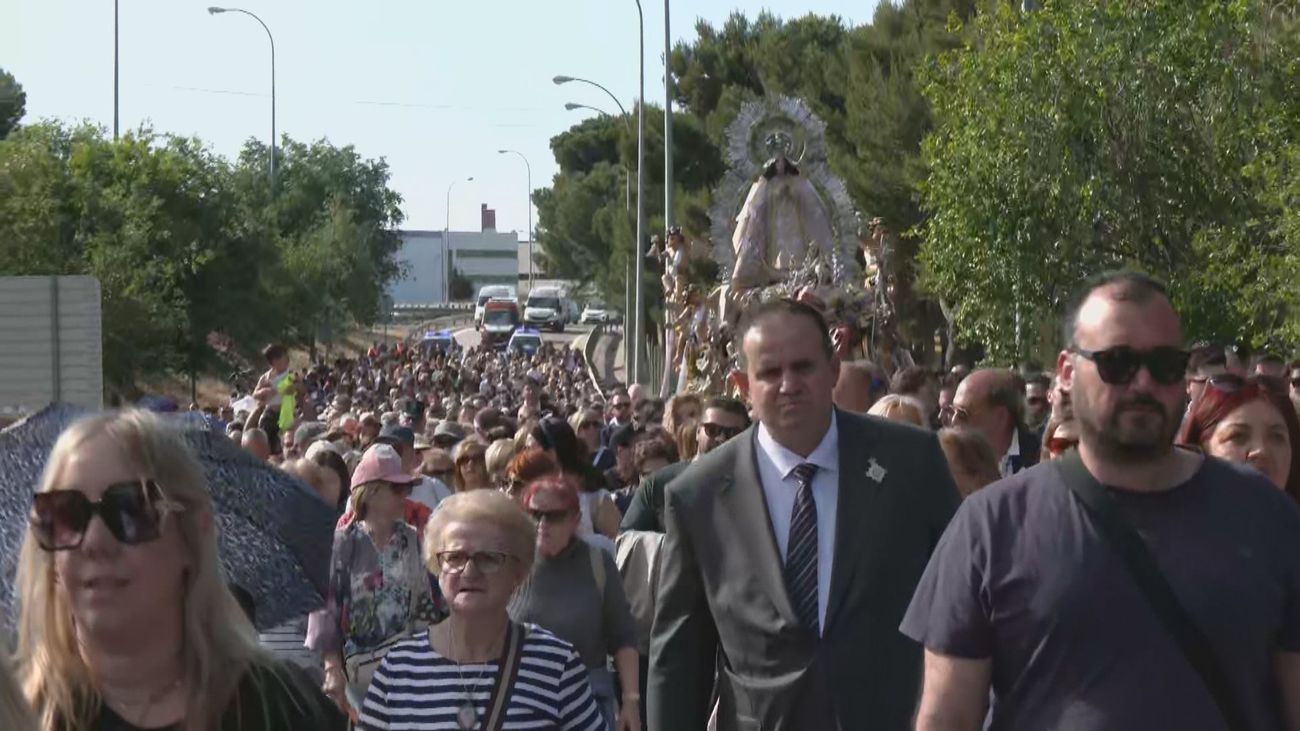 Multitudinaria bajada de la Virgen de los Ángeles en Getafe