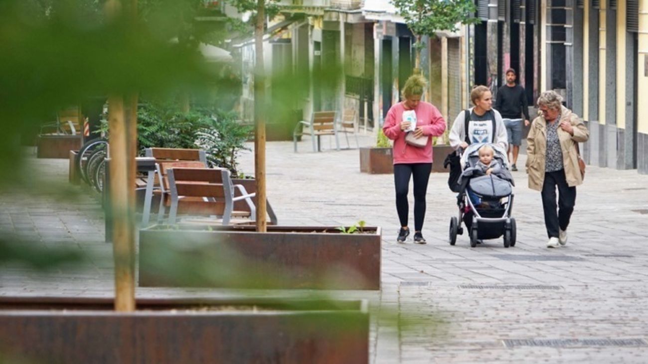 Varias personas caminan por la calle
