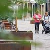 Varias personas caminan por la calle