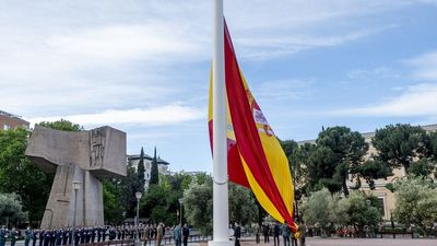 Almeida preside el izado de bandera nacional en la plaza de Colón por el día de San Isidro