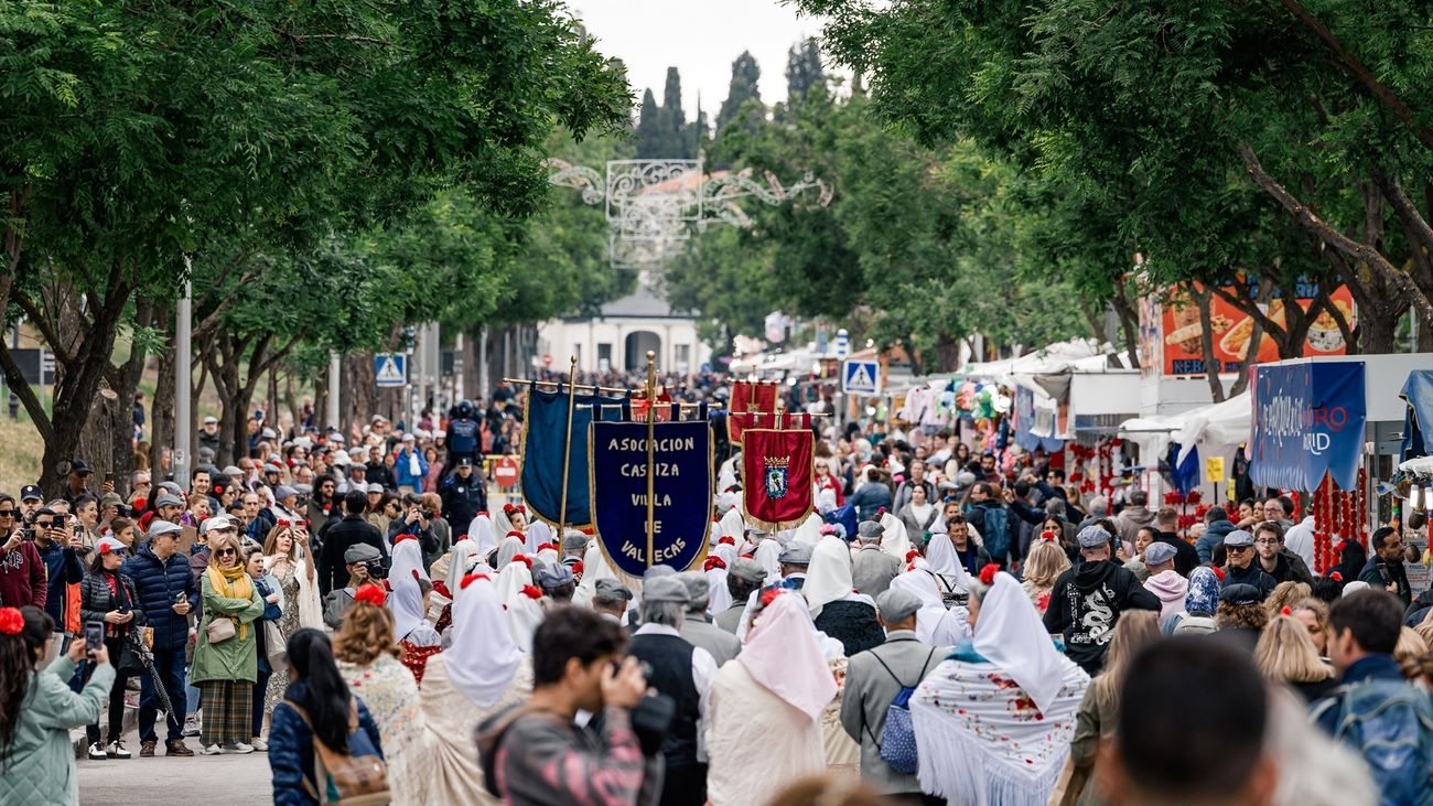 Miles de madrileños disfrutan de la Pradera de San Isidro en el día más castizo de Madrid