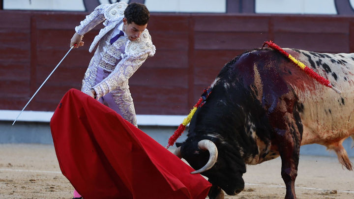 El diestro Fernando Adrián durante el séptimo festejo taurino de la Feria de San Isidro