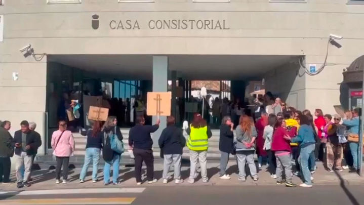 Las trabajadoras de limpieza de edificios públicos de Parla exigen el abono de las nóminas pendientes