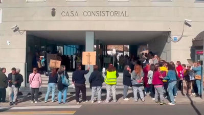 Las trabajadoras de limpieza de edificios públicos de Parla exigen el abono de las nóminas pendientes