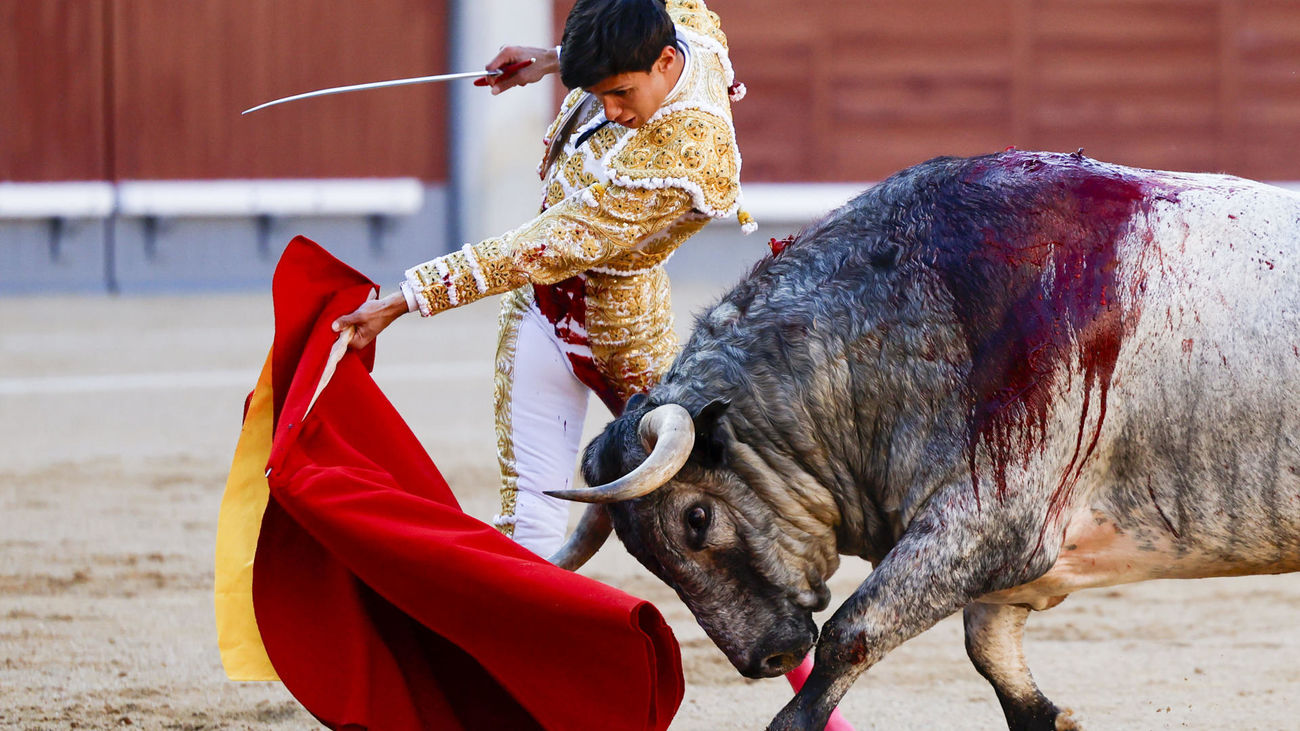 Manuel Diosleguarde con el toro de su confirmación