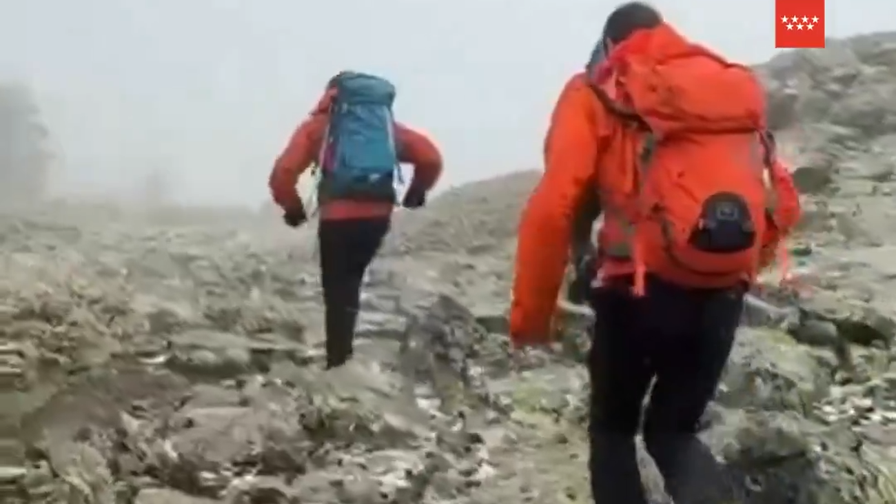 Senderistas y corredores fueron rescatados ayer en la zona de Cotos por el viento y la nieve que se encontraron