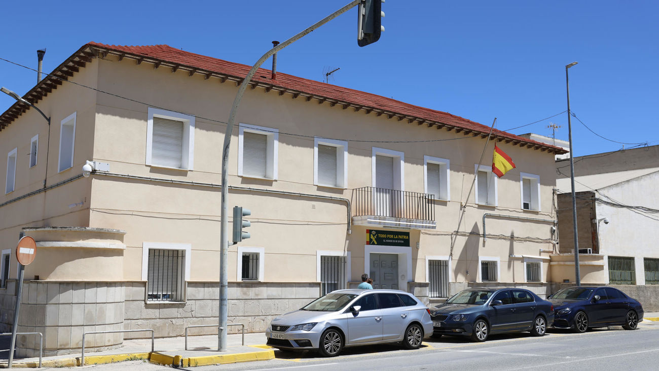Hallan muertos por heridas de fuego a un agente de la guardia civil, su mujer y su hijo en Dolores (Alicante)