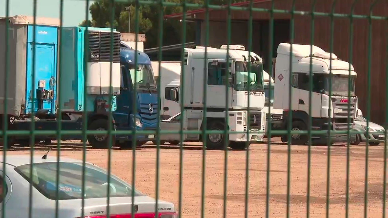 Aparcamientos ilegales para camiones en Soto de Aldovea, en San Fernando de Henares