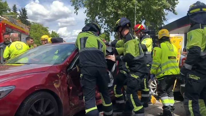 Bomberos actúan en un accidente en la calle Alcalá