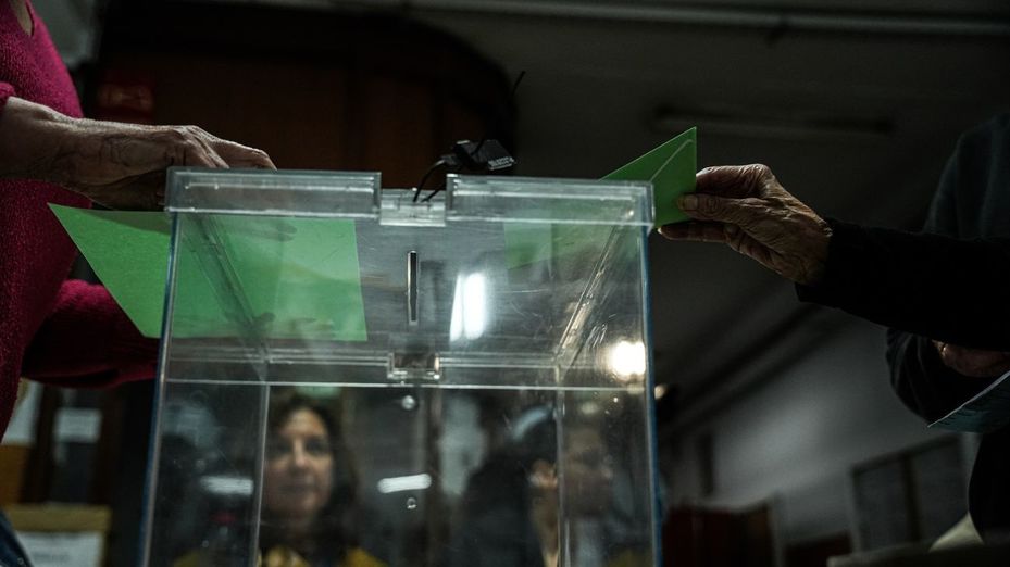 Elecciones en Andalucía: el PP de Juanma Moreno se estanca en 52 escaños con el 61,38% del escrutinio
